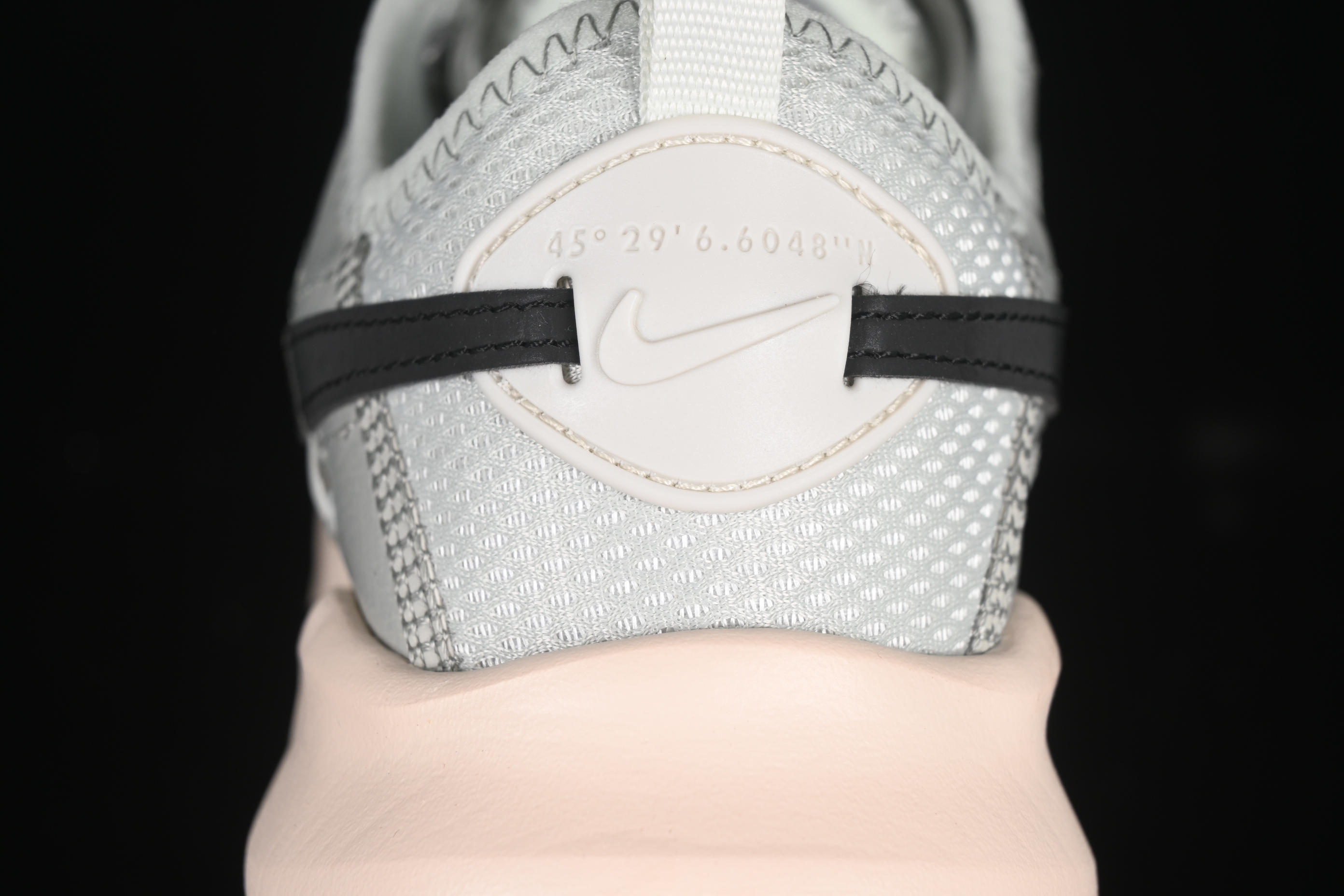 Nike TC 7900 Retro Chunky Sneakers with Reflective Swoosh and Cushioned Sole - DD9682-004