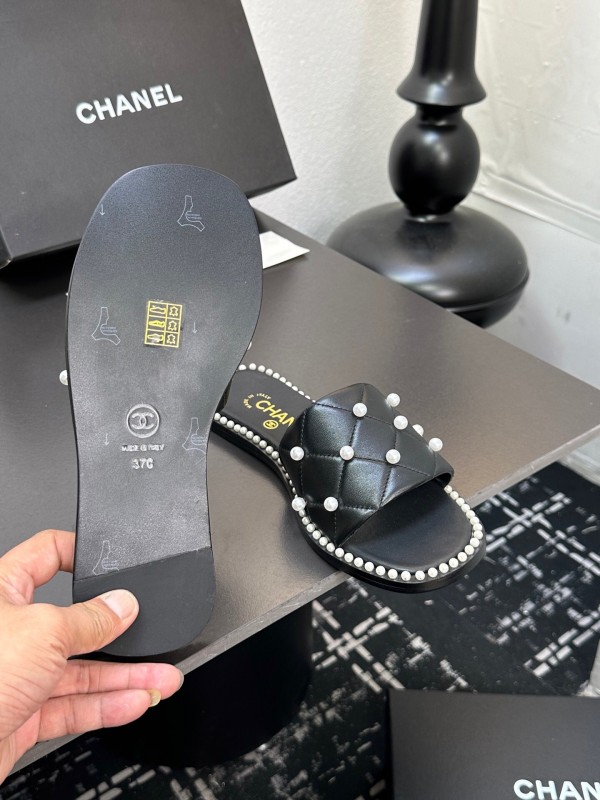 2025 Slippers CHANEL Black Leather Pearl Decor