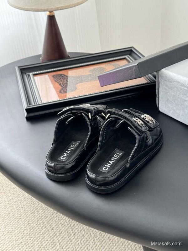2025 Women Chanel Black Patent Leather Slippers LY00310