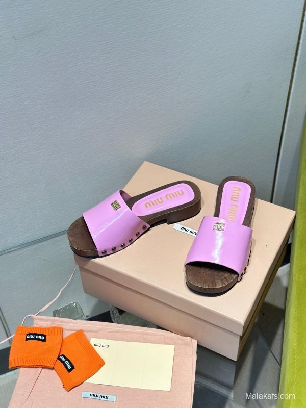 2025 Slippers Miumiu Purple Patent Leather Slippers KFY00230