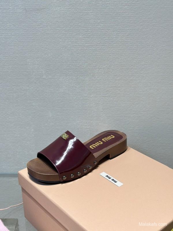 2025 Women Miu Miu Burgundy Patent Leather Slippers KFY00230